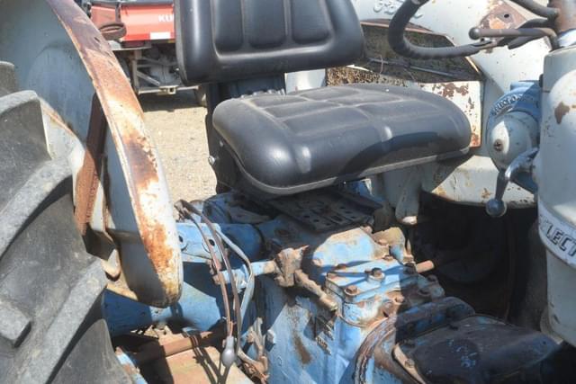 Image of Ford 4000 equipment image 4