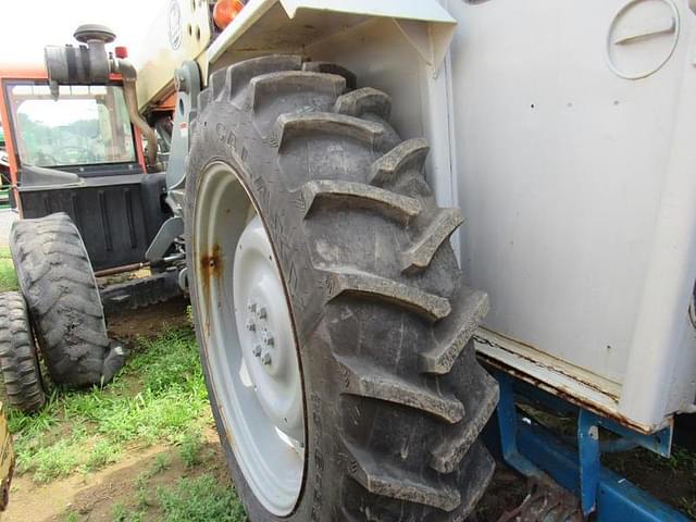 Image of Ford 4000 equipment image 4