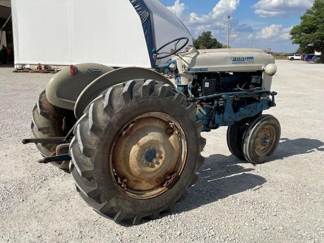 Image of Ford 4000 equipment image 4