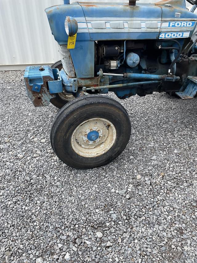 Image of Ford 4000 equipment image 3