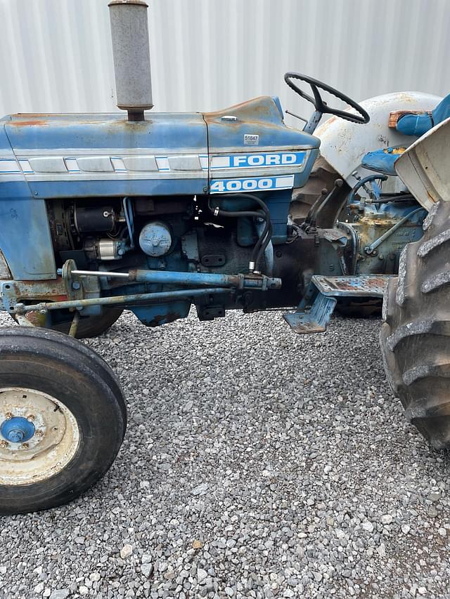 Image of Ford 4000 equipment image 4