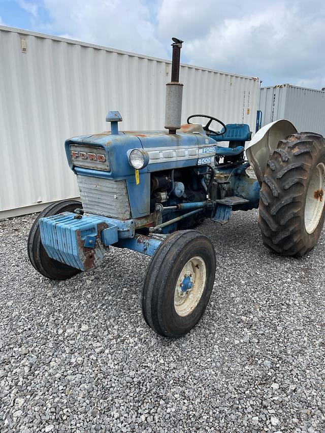 Image of Ford 4000 equipment image 2