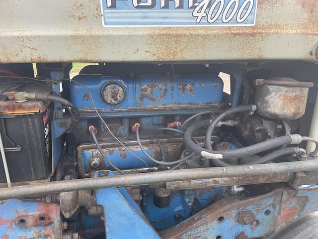 Image of Ford 4000 equipment image 4