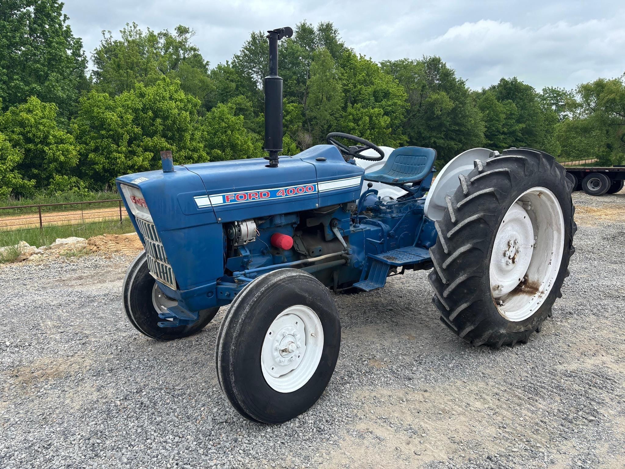 Ford 4000 Equipment Image0