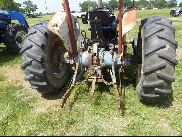 Image of Ford 4000 equipment image 3