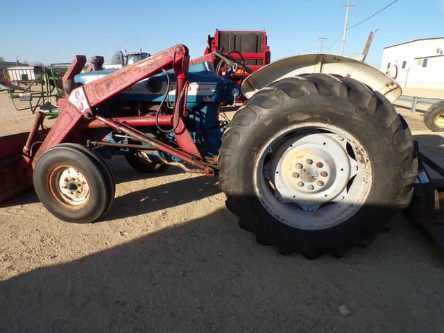Image of Ford 4000 equipment image 3