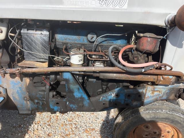 Image of Ford 4000 equipment image 3