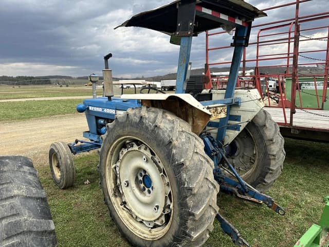 Image of Ford 4000 equipment image 2