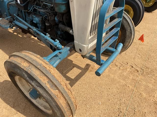 Image of Ford 4000 equipment image 4