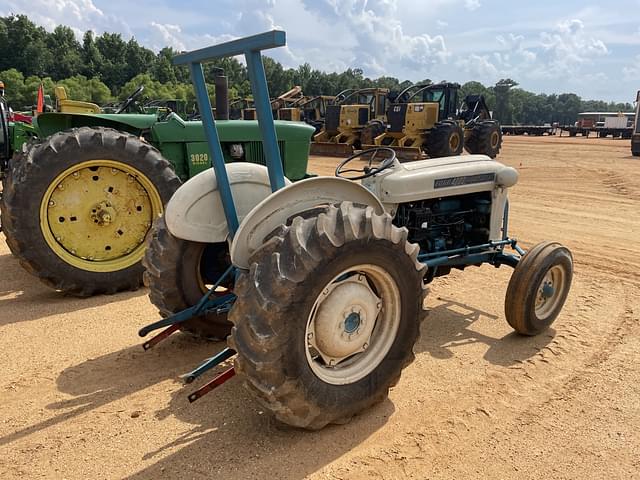 Image of Ford 4000 equipment image 2