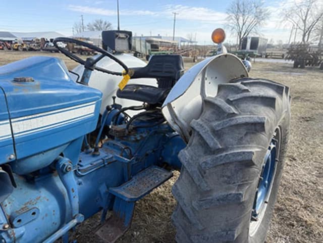 Image of Ford 4000 equipment image 2