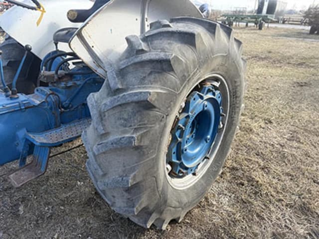 Image of Ford 4000 equipment image 3