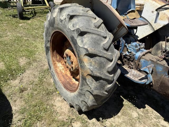 Image of Ford 4000 equipment image 4