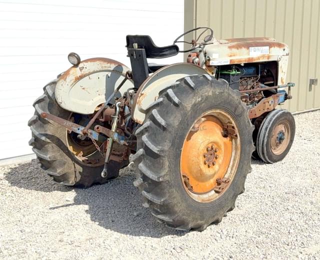 Image of Ford 4000 equipment image 4