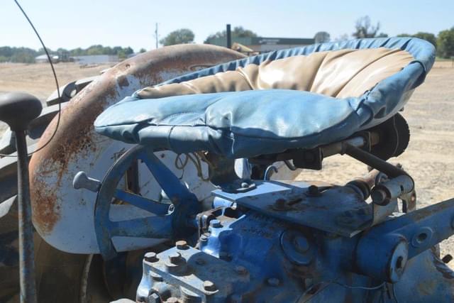 Image of Ford 4000 equipment image 4