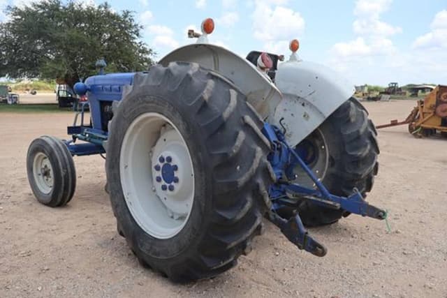 Image of Ford 4000 equipment image 3