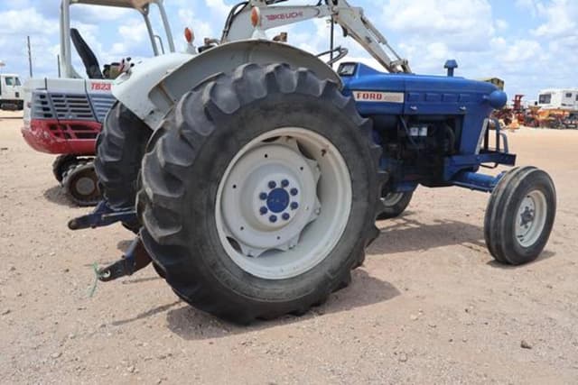 Image of Ford 4000 equipment image 2