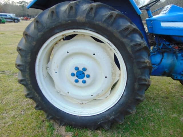 Image of Ford 4000 equipment image 2