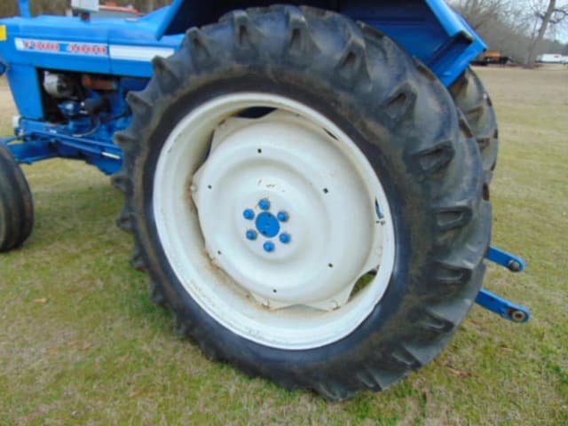 Image of Ford 4000 equipment image 4