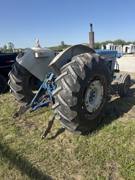 Image of Ford 4000 equipment image 3