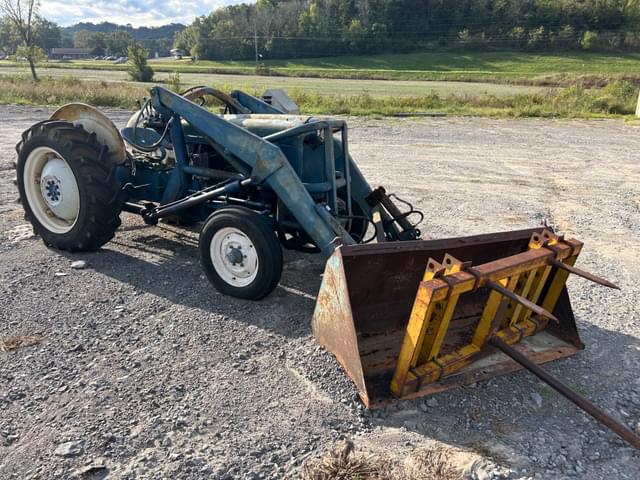 Image of Ford 4000 equipment image 4