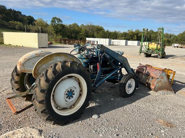 Image of Ford 4000 equipment image 2