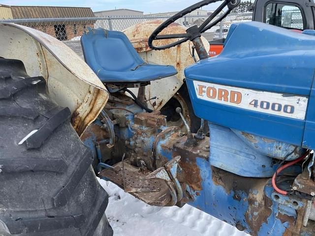 Image of Ford 4000 equipment image 4