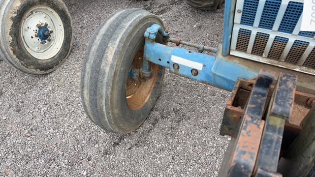 Image of Ford 4000 equipment image 3