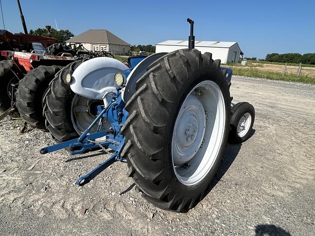 Image of Ford 4000 equipment image 3