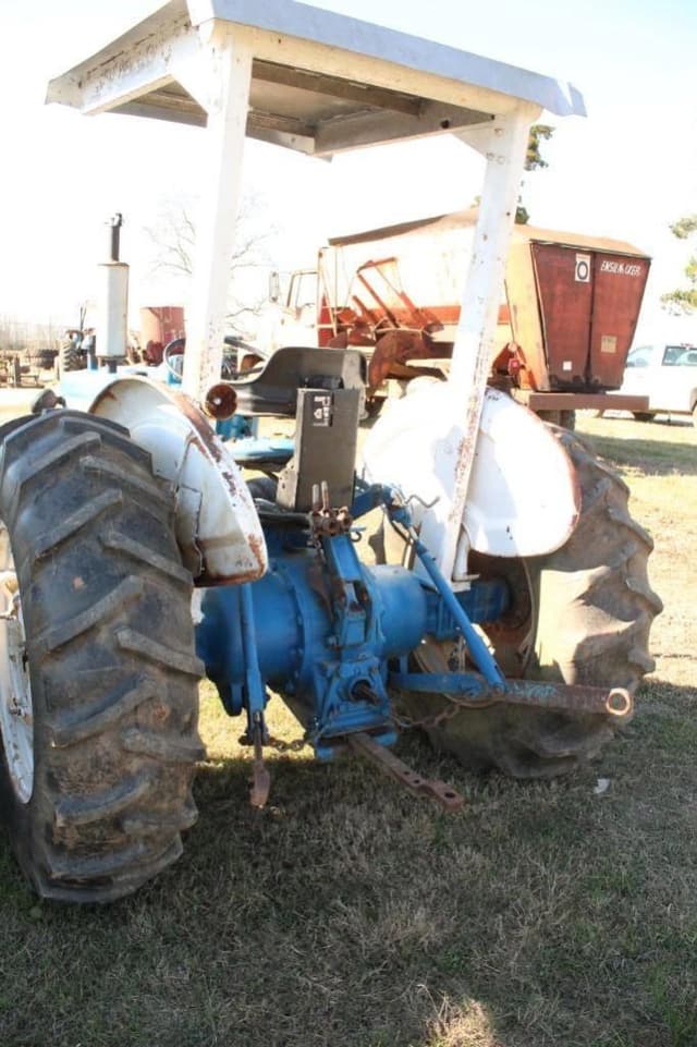 Image of Ford 4000 equipment image 2