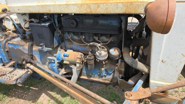 Image of Ford 4000 equipment image 2