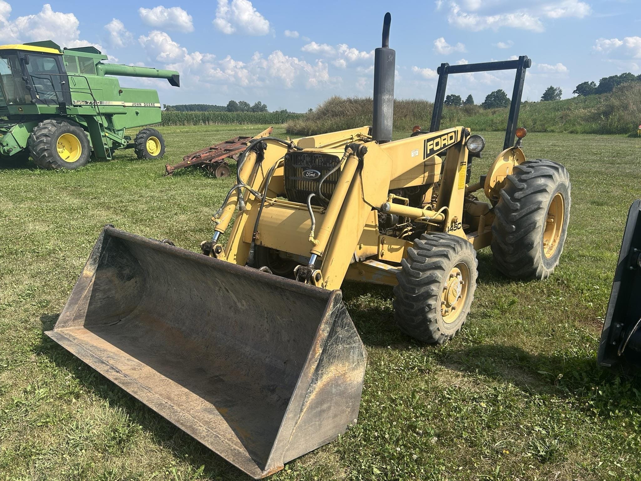 Ford 445C Equipment Image0