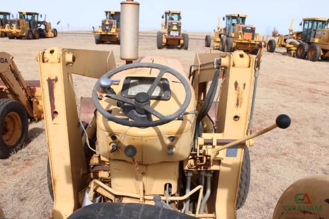 Image of Ford 445 equipment image 4