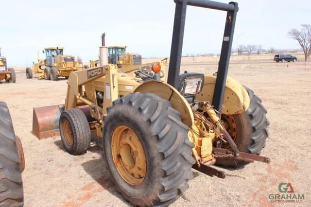 Image of Ford 445 equipment image 3