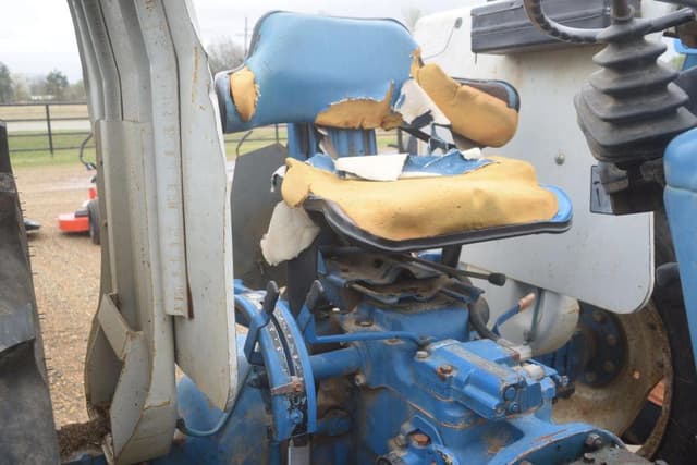 Image of Ford 4610 equipment image 4