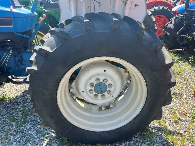Image of Ford 4630 equipment image 3