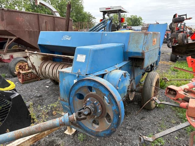Image of Ford 530 equipment image 3