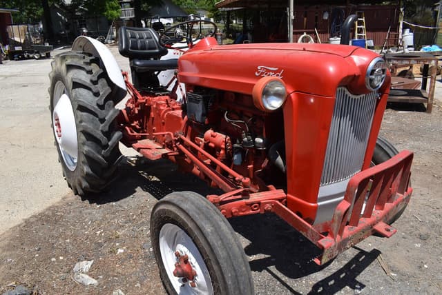 Image of Ford 600 equipment image 2