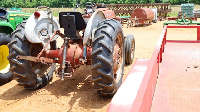 Image of Ford 601 equipment image 2