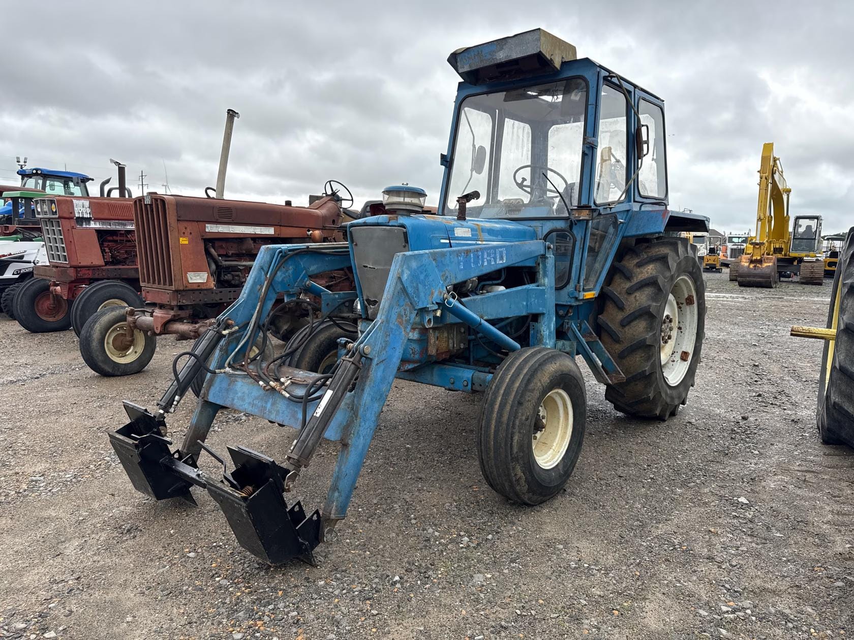 Ford 7600 Equipment Image0