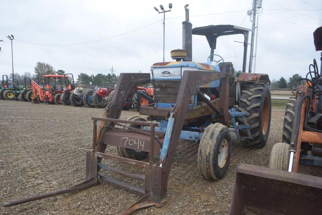 Ford 7710 Equipment Image0