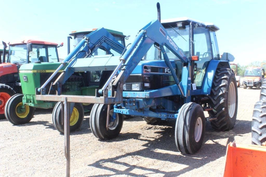 Ford 7740 Equipment Image0
