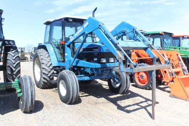 Image of Ford 7740 equipment image 3