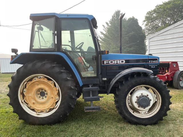 Image of Ford 7740 equipment image 3