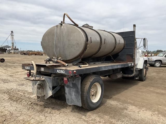 Image of Ford 8000 equipment image 3