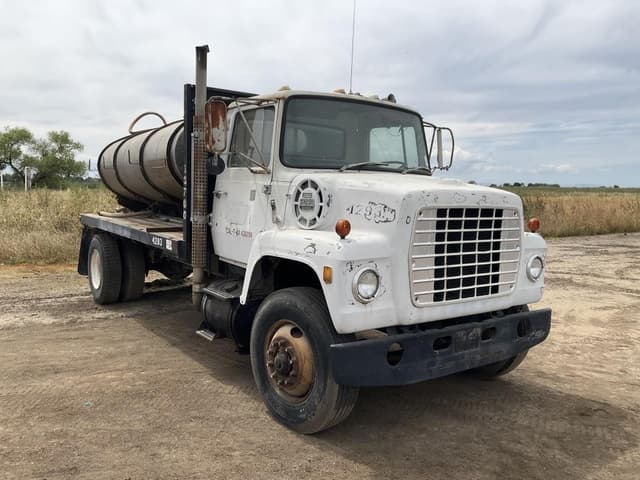 Image of Ford 8000 equipment image 2