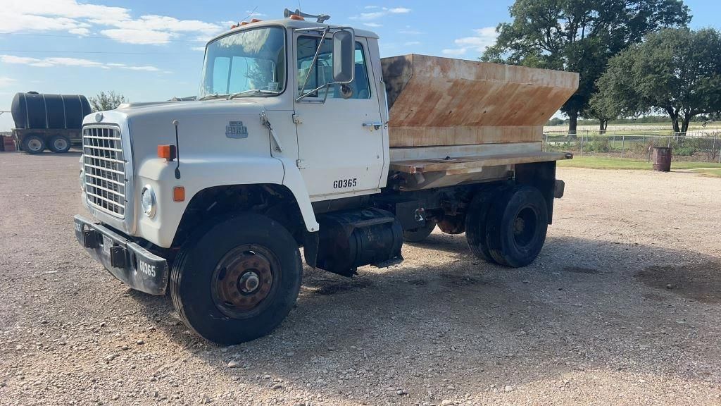 Ford F-8000 Equipment Image0