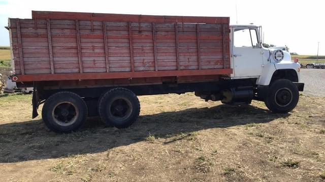 Image of Ford 8000 equipment image 2