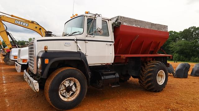 Image of Ford F-8000 equipment image 1