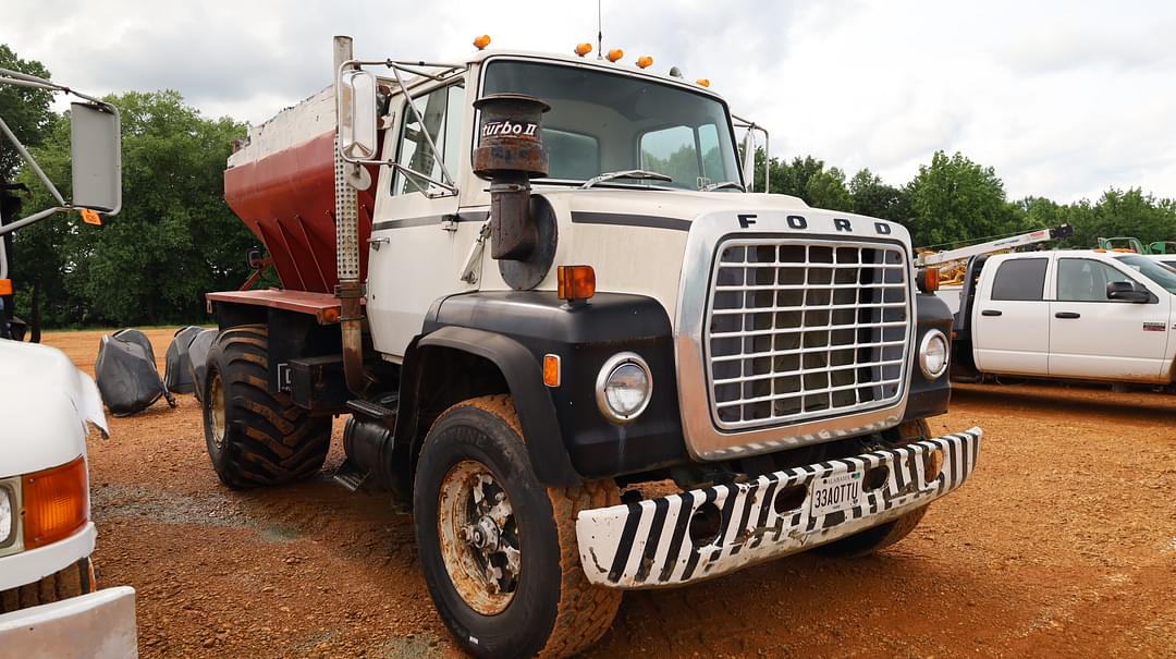 Image of Ford F-8000 Primary image